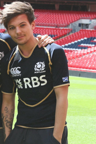 Im Lacee. Louis and Harry are in love with eachother, get over it. I have a special place in my heart for Louis Tomlinson   0/5 + Beau/5