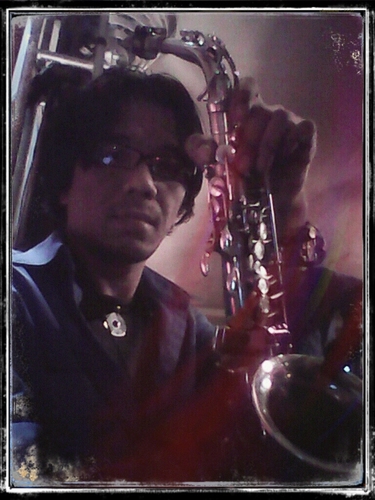 Saxophone player Bukan 4 mata band