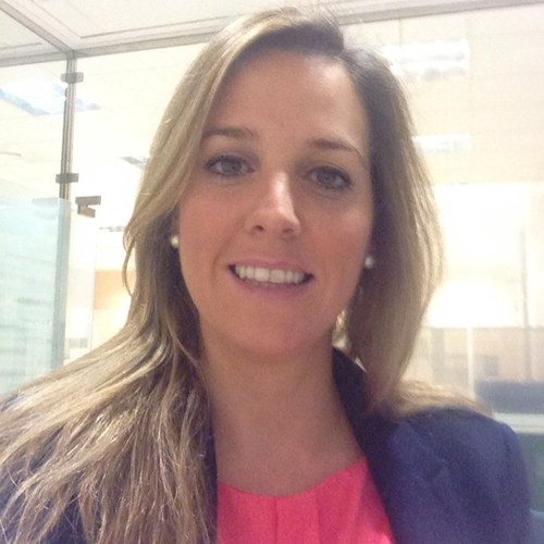 Trabajo en banca de inversión ( me apasiona), vivo en Madrid aunque soy asturiana de nacimiento y de corazón, mi lema: vivir el presente y ser uno mismo 💪🏽