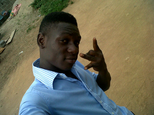 I 4eva Rep Maxlf... Am never someone else, I bilif i can be great without the help of anyone but by the help of ALLAH....... *I LOVE MY LIFE*. DaMum'sPET.!