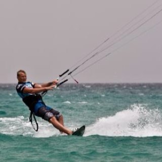 FermonAntoine's profile picture. parcourir le monde et voir ce que la vie propose vivre au grand air et marcher dans le champ des roses
