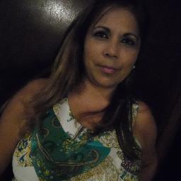 Sou pequena, mas não sou pedaço.Sincera e detesto pessoas falsas e mentirosas.O sol nasceu pra tds