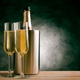 Nous sommes passionnés par les beaux objets de table et particulièrement le service du champagne et des vins pétillants.