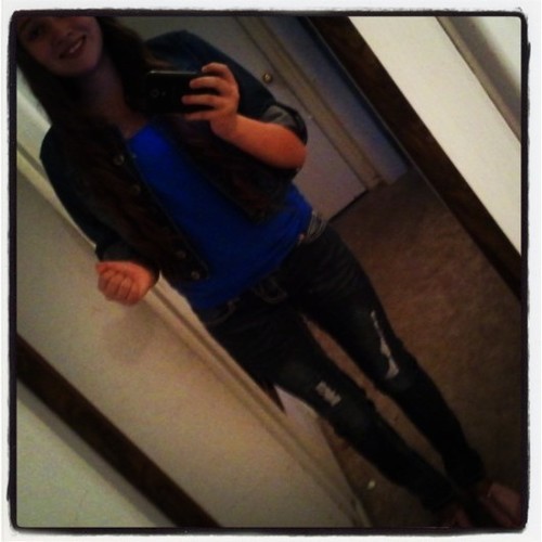 Hey ! (: My Names Anabelle . Hmu On Instagram : Anabelle_Ramirez Or Kik : Anabelle_43 !! Yess Im Bi , Come On Gurls !!  Well Byye (: