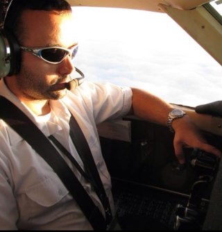 Airline pilot and huge hockey fan #teambbm #goLeafsgo #teamgay #Canadian   BlackBerry by choice