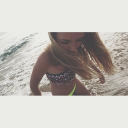 I'm a 14 year old girl who know 9 languages// Likes surf, longboard, snowboard, golf.// I love the clothes and make-up.// Sin musíca no puedo vivir.