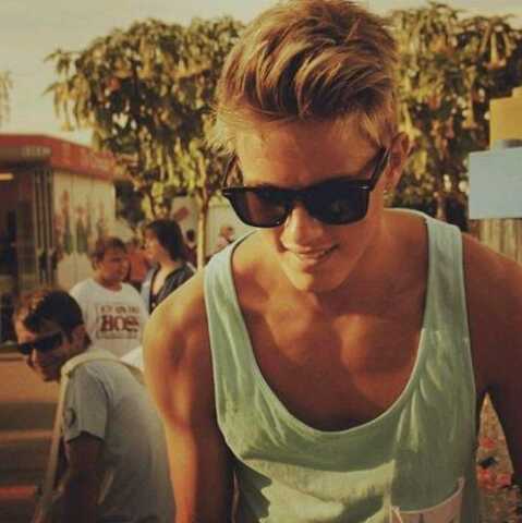 18.Soy un temerario. Me enamoro de la persona no del sexo. ▲▲▲▲De Hollywood al infinito en unicornio. ¿(Te) doy (follo)wback?