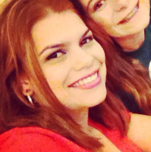 Sonhadora... Apaixonada por musica, moda, tecnologia e fotografia... Amo que digam que me amam e que demonstrem isso! Adoro pessoas simpaticas e inteligentes!