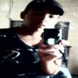 #UniaoTwitterSegueQEuSigoDeVolta.-.
Meu Lema é: Viver por viver é para os simples, saber aproveitar e ser feliz é para os sábios