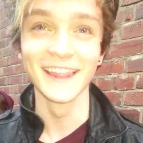its @ohmybromley here giving free follows and it'd be fab if you went and followed me ily