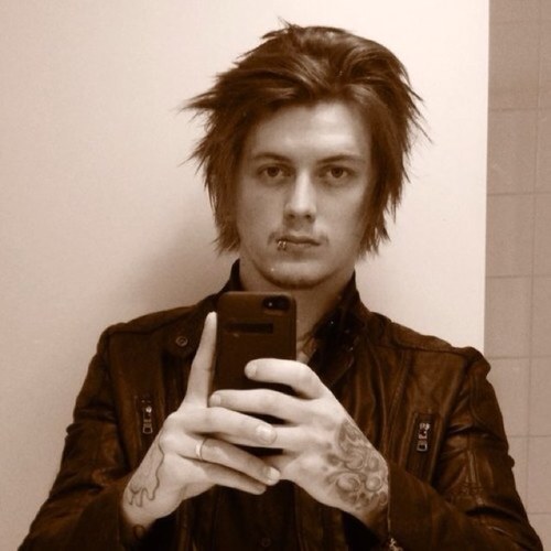 FOUNDER / LEAD GUITARIST - ASKING ALEXANDRIA, OWNER - BenBruceClothing: @BB_Clothing http://t.co/6qTE0CEjl6