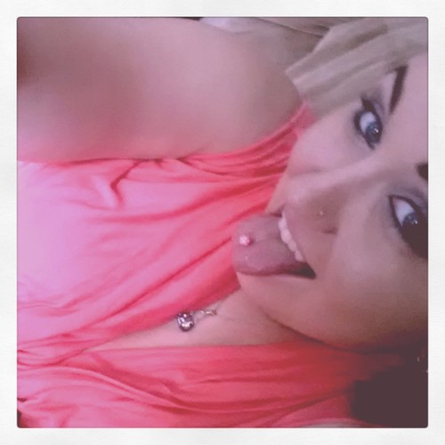 nineteen. single. live everydayy like its your lasst!(: