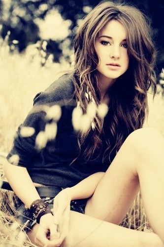 WhiteWolfLeigh's profile picture. I'm Leighann but call me Leigh. I have no one right now, and I have a feeling I'll be forever alone. I'm a werewolf thats never really belonged…… {RP/16/Single}