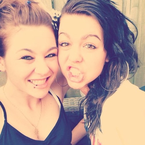 the girl who never stopped smiling. looking for the right way to do the wrong things. smiling in the middle of a kiss Liefde van me leven ; Jane ❤