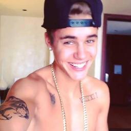 A distancia? Ela impede de eu estar ao lado deles, mas não impede e nem interfere no imenso amor que eu sinto por eles. @justinbieber , @ddlovato ♥