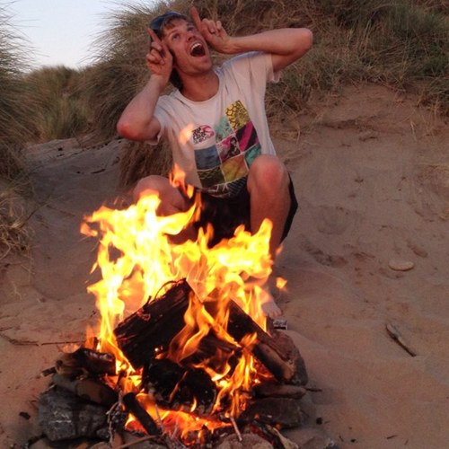 lewiz77's profile picture. 