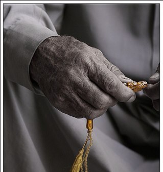 وان عشقتيني انا ..

ما ابي من الناس .. ناس ..

ما علينا .. لو طربنا وانتشينا

آه .. ما ارق ( الرياض ) تالي الليل ..

انا لو ابي ..

خذتها بيده ..ا ومشينا ..