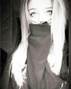 Imperfecta,loca,rara,imbecil,adorable, algo subnormal. CUESTA MUCHO SER FELIZ. sigueme y no te arrepientas.