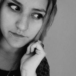 Diseñadora cambiando histéricamente de color