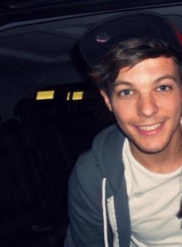 I gave you a free follow, now go and follow @STYLINIALL !! PLEASE I FOLLOW BACK 100%