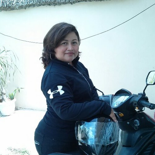 Soy una mujer enamorada de la vida misma. Disfruto cada instante de mi vida y siempre doy lo mejor de mi, en todo lo que hago