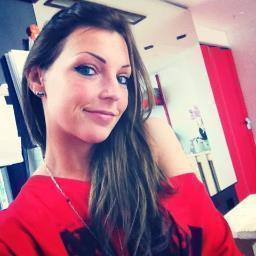 Sono una ragazza super sorridente e sopratutto super fidanzata :)