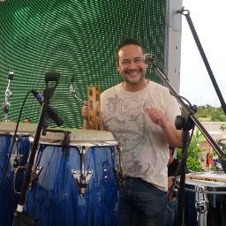 Padre y Esposo, Ing. Electricista de profesión y Músico de Corazón, Percusionista, Foodie. Enamorado de la vida y de ser quien y como soy!