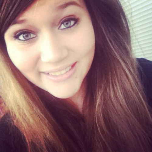 Hi, im Vanessa(: i love boybands. i saw 5SOS & One direction in concert on June 16 in Louisville ♥♡♥You should follow me (: