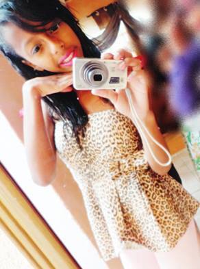 ' Eu sorrio bonito e deixo os outros querendo sαber o segredo que me fαz feliz  ;  XD
Eu sou  ( JEENÝ  ) Twittando 4ever!   :X