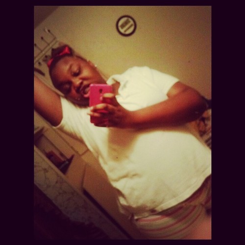currently typing .... Follow me . I follows back ! i love & hate things . They come && go .... #NOWORRIES !!! #FreeMyMfnAuntiee♥♬웃♡◑ ExBestfrandHere LoveYa ♥