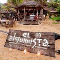 Hotel El Alquimista ofrece lujo y privacidad en el corazón de Playa Zipolite, Oaxaca; un escenario único para el descanso y relajación.