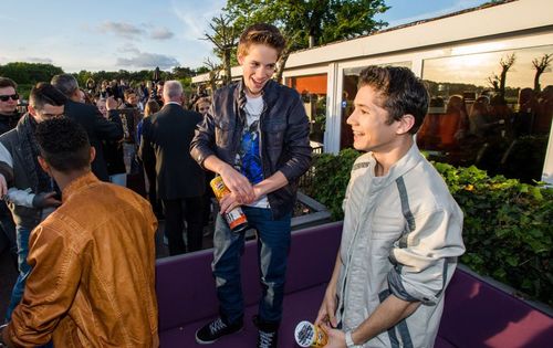 Elisa= reiniac & Elke= nilsiac.ook gwn mainiacs.MAINSTREET IS SEXY.rein-nils-daan-owen.ELISA LIGT BIJ REIN IN ZIJN GROTE BAD♥ ask: http://t.co/uBDTb1H8lQ