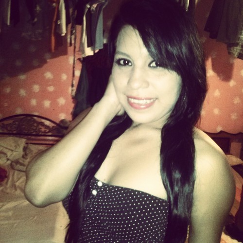 kien me lastima me hace fuerte ! quien me critica me hace mas  importante !quien me envidia aun mas valiosa !