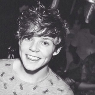 FREE FOLLOW FROM @ALPHA5SOS , FOLLOW HER AND ASK FOR A FOLLOW BACK