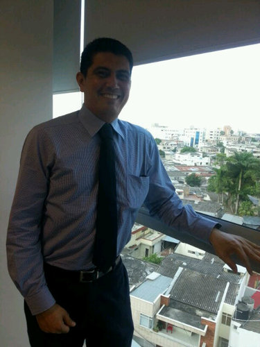 Medico egresado de la universidad de Cartagena. Especialista en salud ocupacional, auditor en servicios de salud.Defensor del sistema de salud Colombiano