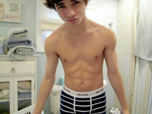 iAmAndrewLee's profile picture. my name is Andy, I'm 15, I like to eat, skate, and read, but mostly eat ;)