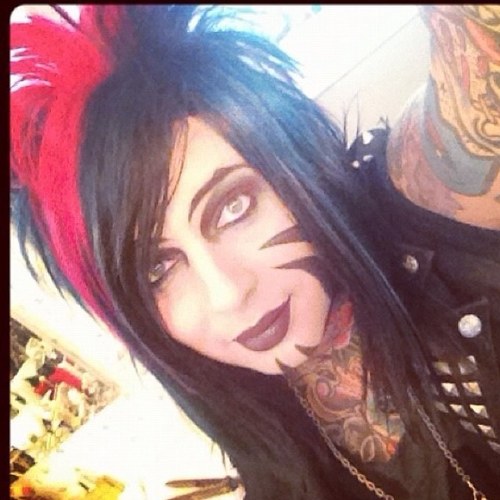 Hi I'm Dahvie :) . I'm 27 :P I'm single..HELLS YEAH BITCH!, Bitches get stiches....-Dahvie ❤ [RP]