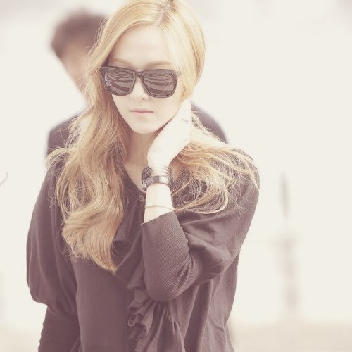 อันยอง ฟังทางนี้หน่อยนะ เจส แห่ง SNSD มาคุยกันนะ ถึงจะเป็นเจ้าหญิงน้ำแข็งน้ำแข็ง แต่ก็ไม่เย็นชานะเออ! ถ้าคิดว่าเธอไม่มีใคร มองมาหาฉันนะ จุ้บ #_PlatinumFam