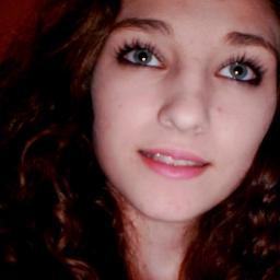 Loiira#cachos, olhos azuiz#verdes, namorando ;p , moro em uma casa ... no Paraná... =D