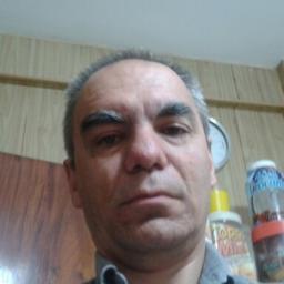 Constructor de cohetes, experto en pizzas, padre de un varón , una nena, Poncho y Merlín