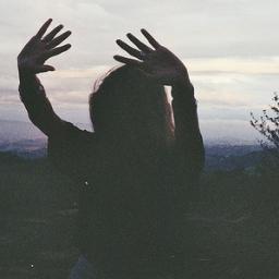 El amor duele, los amigos se van, el tiempo se pierde, los recuerdos no se olvidan, las promesas se rompen y la vida sigue.No puedes evitarlo.