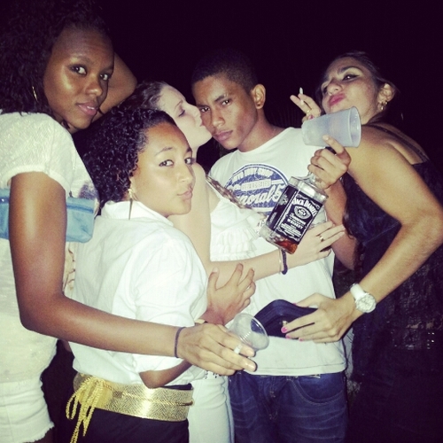 LoicLaurier's profile picture. Tout est noir.