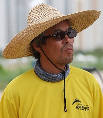 山自無心碧 산은 스스로 무심히 푸르고 雲自無心白 구름 또한 무심히 희도다. 其中一上人 그 가운데 한 사람이 서있으니 亦是無心客 그 또한 무심한 나그네로구나