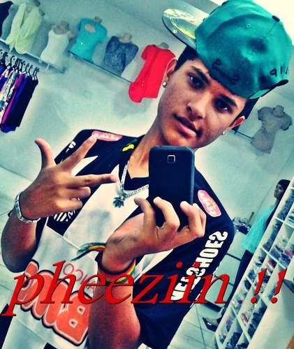 um menino qui adora rima,, i que fala tudo oque pensa,, gosto di chocolate,, sou santista ,, PLINCESO DA BAAH Sz'',,