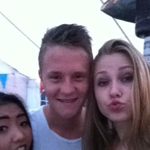 (/-.-)/            \(-.-\).                                        blub zegt de koe