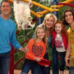 Twitter de sua primeira fonte sobre a nova série do Disney Channel: Dog With a Blog, e de seus integrantes no Brasil! 
Acessem nosso site:http://t.co/CrFFlWnI