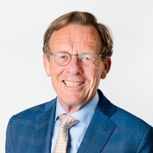 Inspirerend en gedreven; lesgeven aan studenten en notarissen, begeleiden van jonge ondernemers, bridge, golf en wandelen zijn mijn passies.