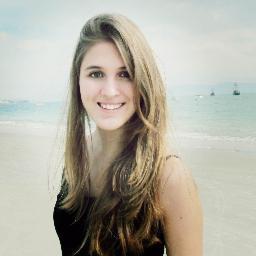 “E ela sempre sorria, sempre se mostrava forte. Mas no fim de todos os dias, ela desabava, e toda dor que ela carregava, escorria pelos seus olhos.