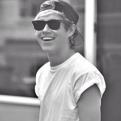 THIS IS A FREE FOLLOW SO PLEASE FOLLOW @MahooosiveHoran