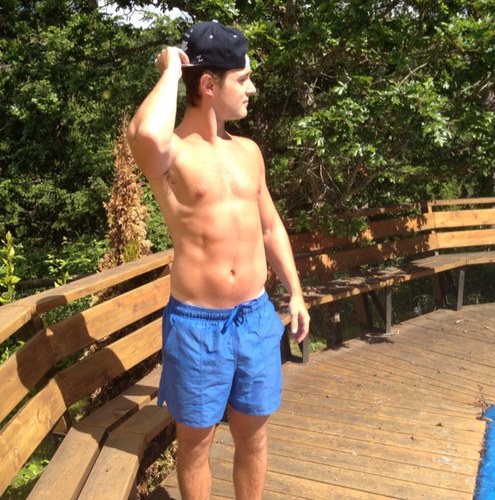 Tcart25's profile picture. I like the beach. Go Kings.  
Insty: tannerrcarter